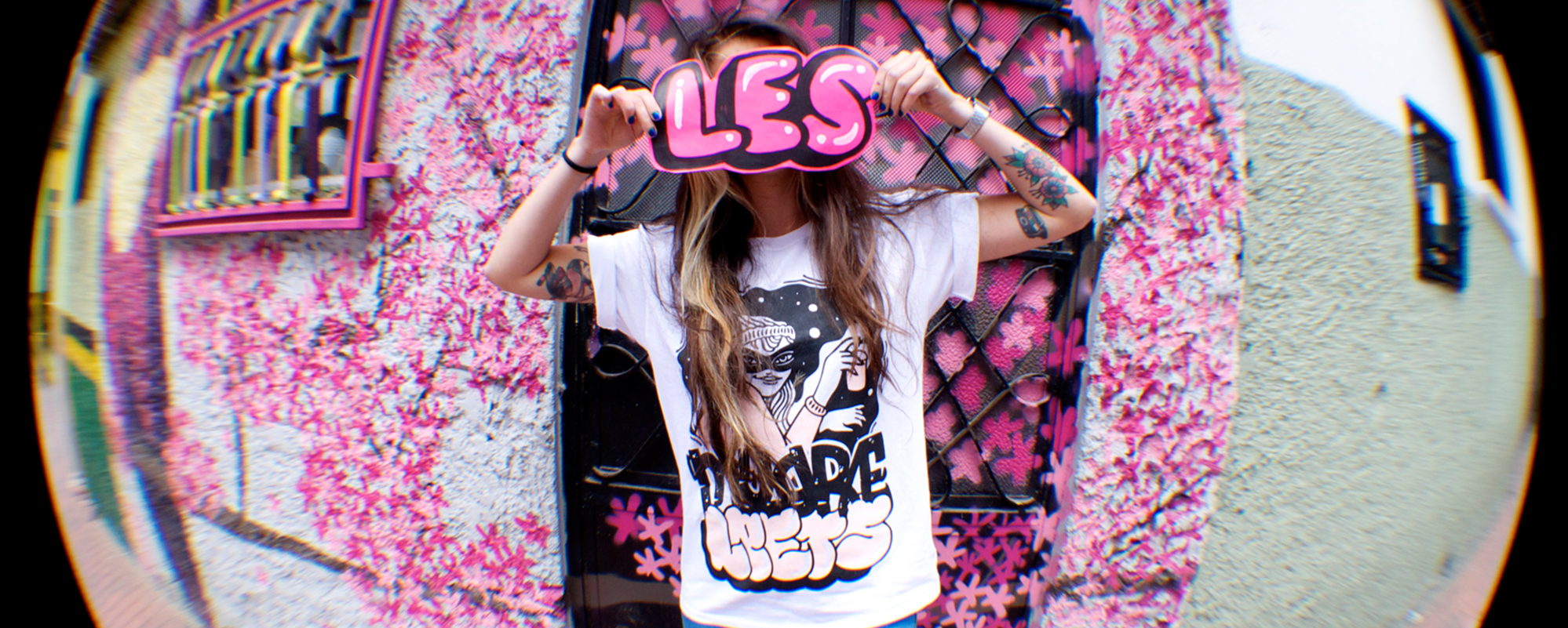 Les on the wall